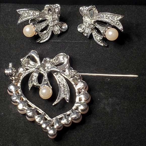 VNTG Lilylin Crystal & Faux Pearl Silvertone Heart & Bows Brooch and Earring set - Picture 8 of 13